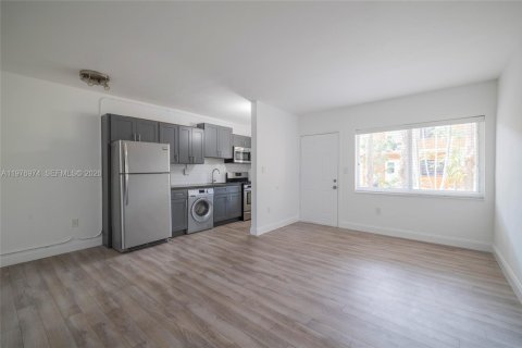 Condo in South Miami, Florida, 1 bedroom  № 2041557 - photo 3