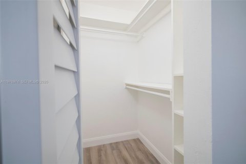 Condo in South Miami, Florida, 1 bedroom  № 2041557 - photo 10