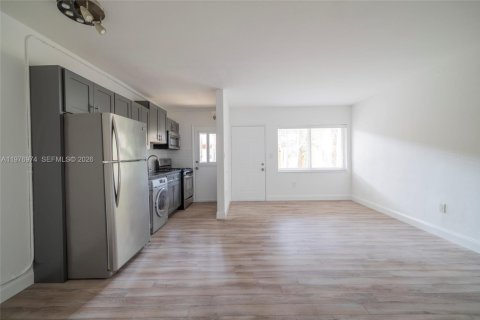 Condo in South Miami, Florida, 1 bedroom  № 2041557 - photo 14