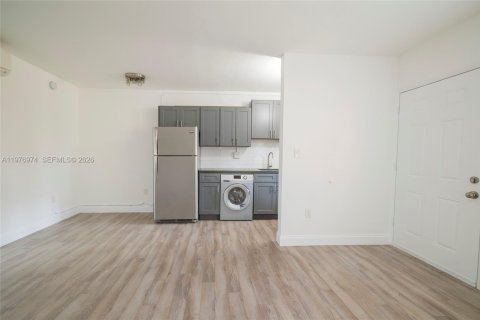 Condo in South Miami, Florida, 1 bedroom  № 2041557 - photo 5