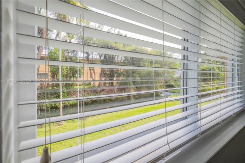 Condo in South Miami, Florida, 1 bedroom  № 2041557 - photo 12