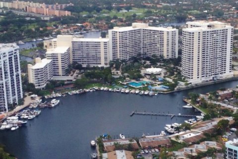 Condominio en Hallandale Beach, Florida, 2 dormitorios № 2023555