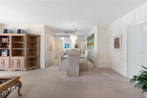 Condominio en venta en Hallandale Beach, Florida, 2 dormitorios, 130.06 m2 № 2023555 - foto 13