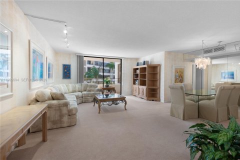 Condominio en venta en Hallandale Beach, Florida, 2 dormitorios, 130.06 m2 № 2023555 - foto 17