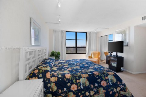 Condominio en venta en Hallandale Beach, Florida, 2 dormitorios, 130.06 m2 № 2023555 - foto 21