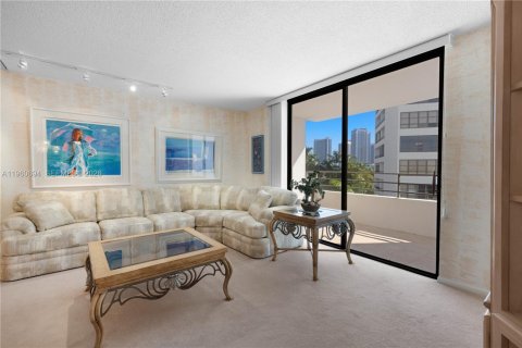 Condominio en venta en Hallandale Beach, Florida, 2 dormitorios, 130.06 m2 № 2023555 - foto 18