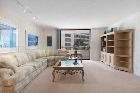 Condominio en venta en Hallandale Beach, Florida, 2 dormitorios, 130.06 m2 № 2023555 - foto 19