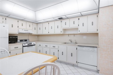 Condominio en venta en Hallandale Beach, Florida, 2 dormitorios, 130.06 m2 № 2023555 - foto 9