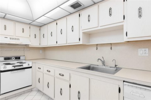Condominio en venta en Hallandale Beach, Florida, 2 dormitorios, 130.06 m2 № 2023555 - foto 10