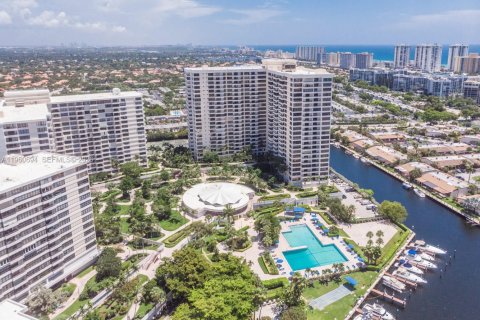 Condominio en venta en Hallandale Beach, Florida, 2 dormitorios, 130.06 m2 № 2023555 - foto 2