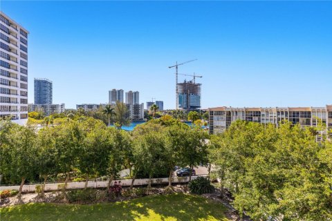 Condominio en venta en Hallandale Beach, Florida, 2 dormitorios, 130.06 m2 № 2023555 - foto 4