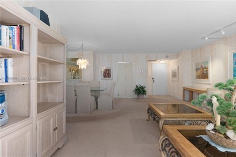 Condominio en venta en Hallandale Beach, Florida, 2 dormitorios, 130.06 m2 № 2023555 - foto 20