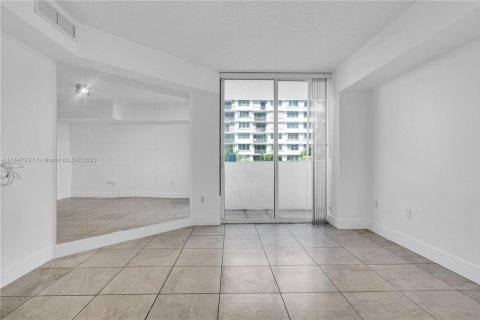 Купить кондоминиум в Норт-Бей-Виллидж, Флорида 2 спальни, 113.43м2, № 2015875 - фото 27