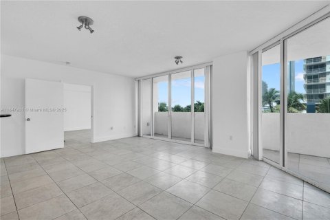 Купить кондоминиум в Норт-Бей-Виллидж, Флорида 2 спальни, 113.43м2, № 2015875 - фото 15