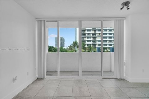 Купить кондоминиум в Норт-Бей-Виллидж, Флорида 2 спальни, 113.43м2, № 2015875 - фото 16