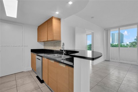 Купить кондоминиум в Норт-Бей-Виллидж, Флорида 2 спальни, 113.43м2, № 2015875 - фото 19