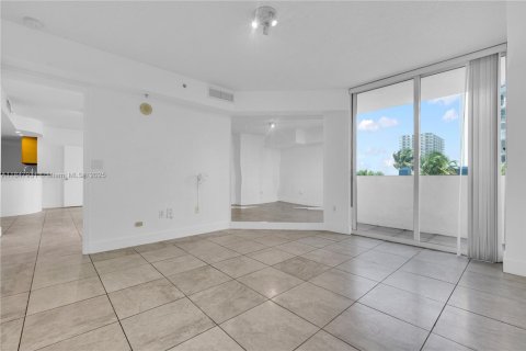 Купить кондоминиум в Норт-Бей-Виллидж, Флорида 2 спальни, 113.43м2, № 2015875 - фото 29