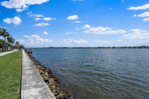 Condo in West Palm Beach, Florida, 3 bedrooms № 2263550 - photo 26