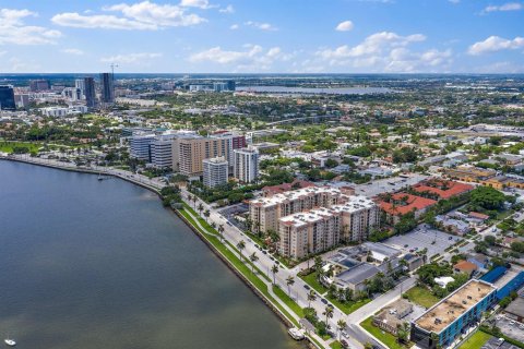 Condo in West Palm Beach, Florida, 3 bedrooms № 2263550 - photo 30