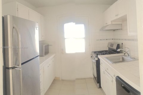 Condo in Miami Gardens, Florida, 2 bedrooms  № 1969193 - photo 21