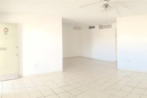 Condo in Miami Gardens, Florida, 2 bedrooms  № 1969193 - photo 26