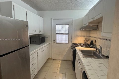 Condominio en alquiler en Miami Gardens, Florida, 2 dormitorios, 94.02 m2 № 1969193 - foto 3