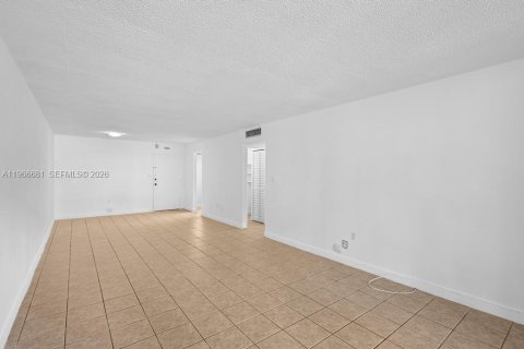 Снять в аренду кондоминиум в Норт-Майами, Флорида 2 спальни, 95.04м2, № 2028835 - фото 10