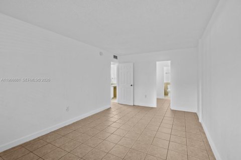 Снять в аренду кондоминиум в Норт-Майами, Флорида 2 спальни, 95.04м2, № 2028835 - фото 23