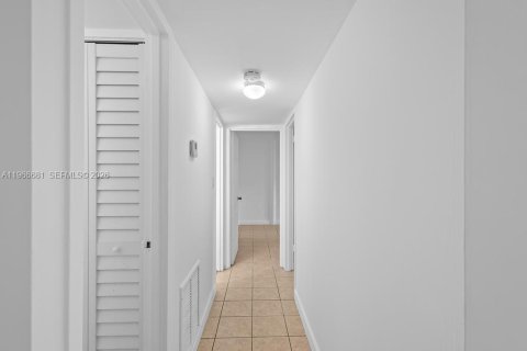 Снять в аренду кондоминиум в Норт-Майами, Флорида 2 спальни, 95.04м2, № 2028835 - фото 15