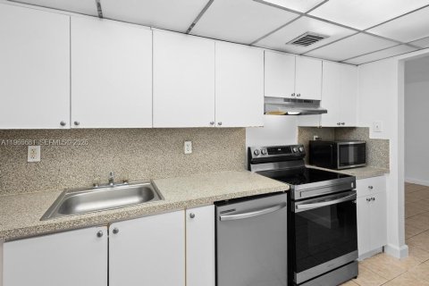 Снять в аренду кондоминиум в Норт-Майами, Флорида 2 спальни, 95.04м2, № 2028835 - фото 8