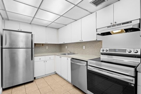 Снять в аренду кондоминиум в Норт-Майами, Флорида 2 спальни, 95.04м2, № 2028835 - фото 9