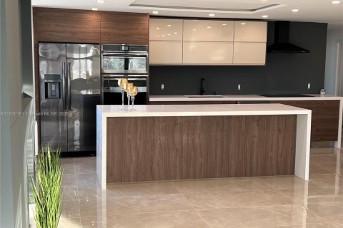 Condo in Sunny Isles Beach, Florida, 4 bedrooms  № 1935525 - photo 1