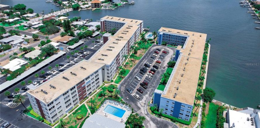 Condominio en Saint Pete Beach, Florida, 2 dormitorios  № 2115768