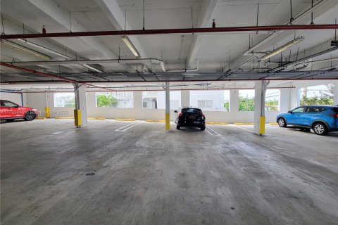 Commercial property in Miami, Florida № 1958382 - photo 8