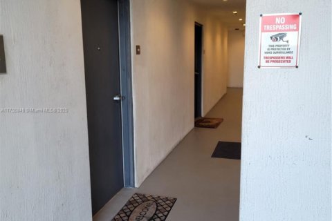 Commercial property in Miami, Florida № 1958382 - photo 15