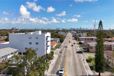 Commercial property in Miami, Florida № 1958382 - photo 2