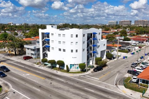 Commercial property in Miami, Florida № 1958382 - photo 1