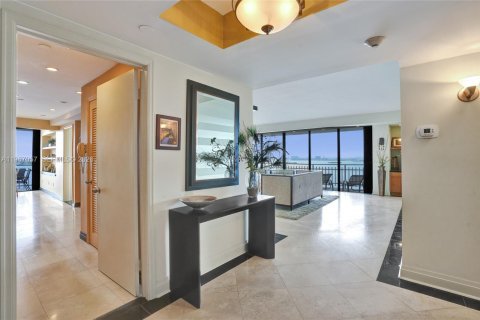 Condominio en venta en Miami, Florida, 3 dormitorios, 255.39 m2 № 2029653 - foto 28