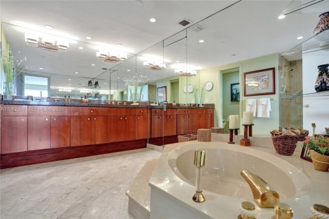 Condominio en venta en Miami, Florida, 3 dormitorios, 255.39 m2 № 2029653 - foto 19