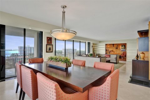 Condominio en venta en Miami, Florida, 3 dormitorios, 255.39 m2 № 2029653 - foto 8