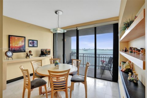 Condominio en venta en Miami, Florida, 3 dormitorios, 255.39 m2 № 2029653 - foto 11