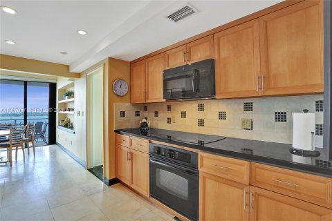 Condominio en venta en Miami, Florida, 3 dormitorios, 255.39 m2 № 2029653 - foto 12