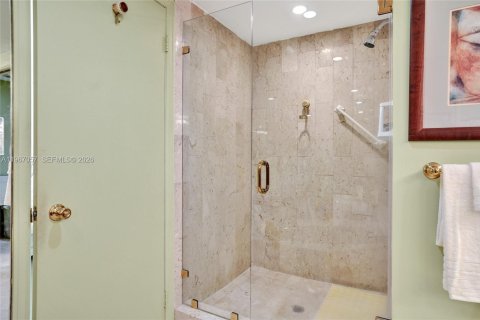 Condominio en venta en Miami, Florida, 3 dormitorios, 255.39 m2 № 2029653 - foto 20