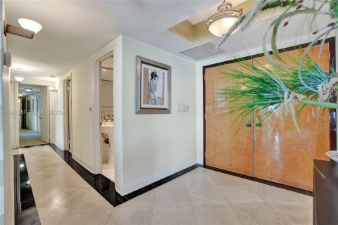 Condominio en venta en Miami, Florida, 3 dormitorios, 255.39 m2 № 2029653 - foto 15