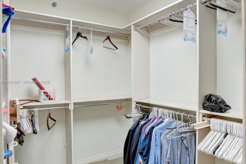 Condominio en venta en Miami, Florida, 3 dormitorios, 255.39 m2 № 2029653 - foto 22