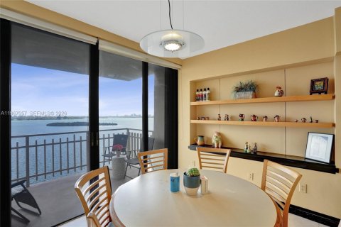Condominio en venta en Miami, Florida, 3 dormitorios, 255.39 m2 № 2029653 - foto 10