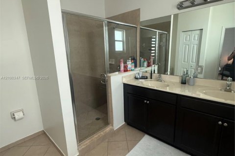 Townhouse in Homestead, Florida 3 bedrooms, 147.44 sq.m. № 2400549 - photo 7