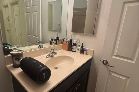 Townhouse in Homestead, Florida 3 bedrooms, 147.44 sq.m. № 2400549 - photo 9