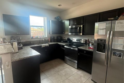 Townhouse in Homestead, Florida 3 bedrooms, 147.44 sq.m. № 2400549 - photo 3