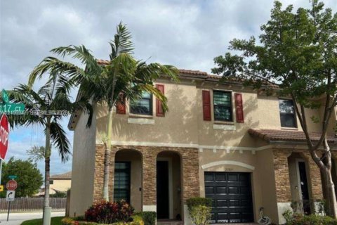 Townhouse in Homestead, Florida 3 bedrooms, 147.44 sq.m. № 2400549 - photo 2